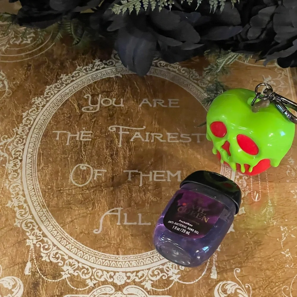 BATH & BODY WORKS Evil Queen Glow-In-The-Dark PocketBac Holder & Hand Sanitizer